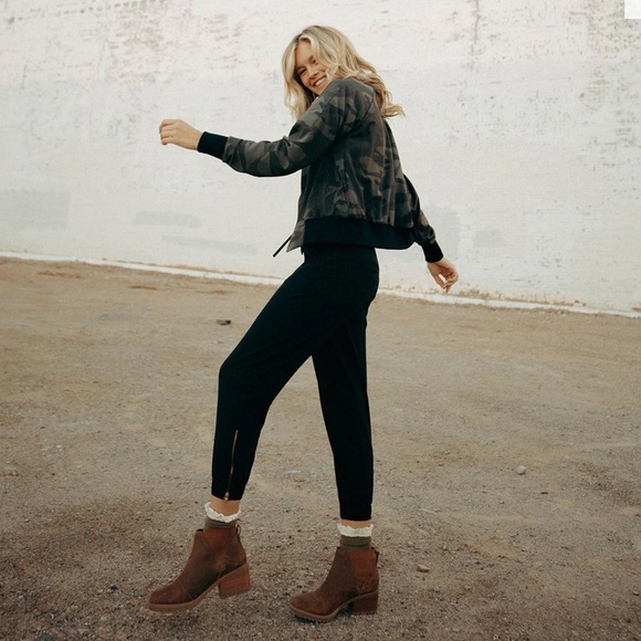 Albion Women's Green Camouflage Bomber Jacket - Picture 3 of 15